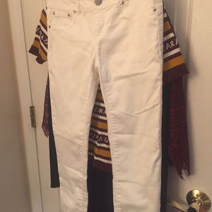No boundaries white jeans--NWOT--$5 SALE!